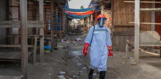El codescubridor del ébola cree que el brote actual podrá controlarse en dos o tres meses Un trabajador sanitario con equipo de protección desinfecta los puestos de un mercado de productos frescos en Bunia, provincia de Ituri, República Democrática del Congo, el pasado sábado. EFE/STRINGER