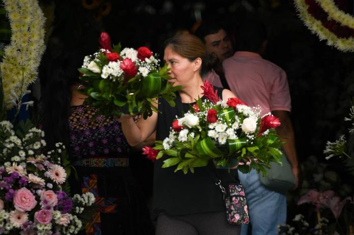 En imágenes: así se vive la previa a el Día de la Madre en Mercado de Flores.