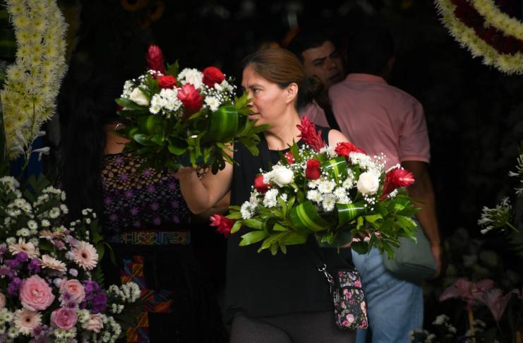 En imágenes: así se vive la previa a el Día de la Madre en Mercado de Flores.
