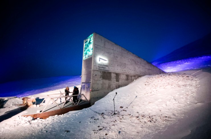 Fotografía de archivo que muestra a representantes de numerosos países y universidades a su llegada con nuevas semillas al Depósito Mundial de Semillas de Svalbard (SGSV), a las afueras de Longyearbyen, en Spitsbergen (Noruega). Foto La Hora: EFE