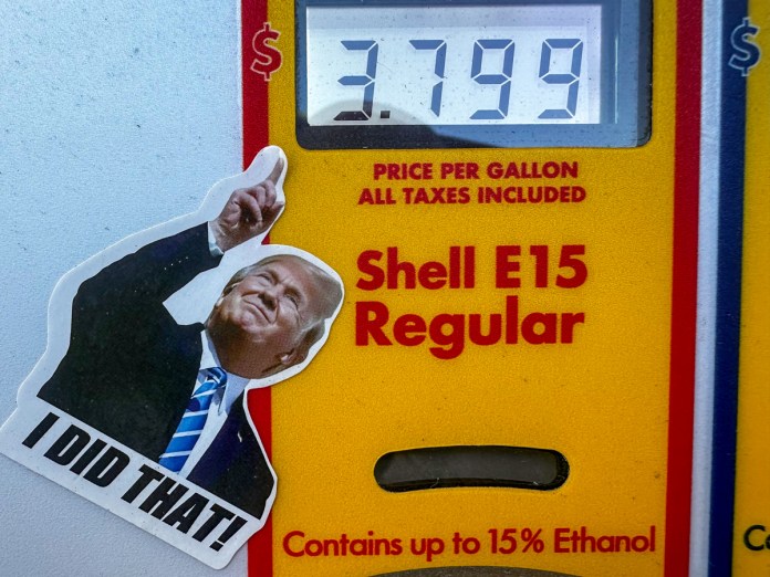 Fotografía del 4 de mayo de 2026 que muestra una calcomanía del presidente de Estados Unidos, Donald Trump, pegada en un surtidor de combustible en una estación de gasolina en Houston (EE.UU). Foto La Hora: EFE
