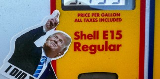 Fotografía del 4 de mayo de 2026 que muestra una calcomanía del presidente de Estados Unidos, Donald Trump, pegada en un surtidor de combustible en una estación de gasolina en Houston (EE.UU). Foto La Hora: EFE