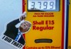 El verano comienza en EE.UU. lastrado por el alza de la gasolina debido a la guerra en Irán Fotografía del 4 de mayo de 2026 que muestra una calcomanía del presidente de Estados Unidos, Donald Trump, pegada en un surtidor de combustible en una estación de gasolina en Houston (EE.UU). Foto La Hora: EFE