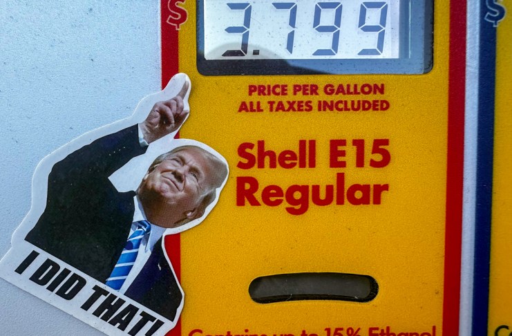 El verano comienza en EE.UU. lastrado por el alza de la gasolina debido a la guerra en Irán Fotografía del 4 de mayo de 2026 que muestra una calcomanía del presidente de Estados Unidos, Donald Trump, pegada en un surtidor de combustible en una estación de gasolina en Houston (EE.UU). Foto La Hora: EFE