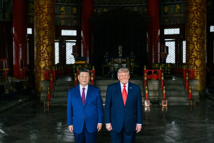 Fotografía difundida por La Casa Blanca del presidente de Estados Unidos, Donald Trump (i), junto a su homólogo chino, Xi Jinping, durante su visita al Templo del Cielo. Foto La Hora: EFE