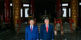 Fotografía difundida por La Casa Blanca del presidente de Estados Unidos, Donald Trump (i), junto a su homólogo chino, Xi Jinping, durante su visita al Templo del Cielo. Foto La Hora: EFE