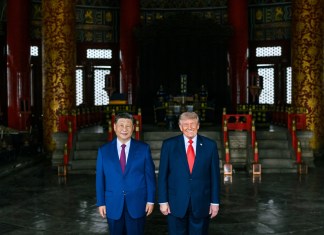 Fotografía difundida por La Casa Blanca del presidente de Estados Unidos, Donald Trump (i), junto a su homólogo chino, Xi Jinping, durante su visita al Templo del Cielo. Foto La Hora: EFE