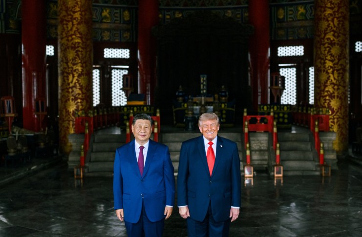 Fotografía difundida por La Casa Blanca del presidente de Estados Unidos, Donald Trump (i), junto a su homólogo chino, Xi Jinping, durante su visita al Templo del Cielo. Foto La Hora: EFE