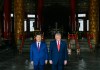 Fotografía difundida por La Casa Blanca del presidente de Estados Unidos, Donald Trump (i), junto a su homólogo chino, Xi Jinping, durante su visita al Templo del Cielo. Foto La Hora: EFE