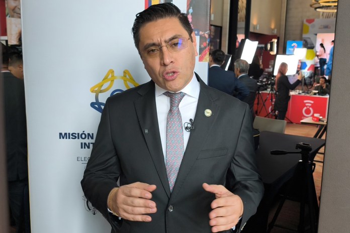 El presidente del Consejo Nacional Electoral (CNE), Cristian Quiroz, habla durante una entrevista con EFE en Bogotá. Foto La Hora: EFE