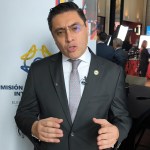 El presidente del Consejo Nacional Electoral (CNE), Cristian Quiroz, habla durante una entrevista con EFE en Bogotá. Foto La Hora: EFE