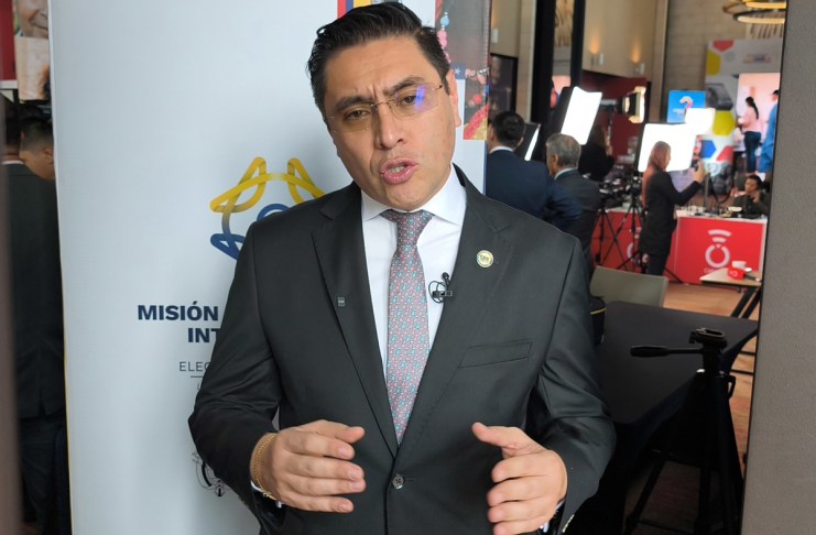El presidente del Consejo Nacional Electoral (CNE), Cristian Quiroz, habla durante una entrevista con EFE en Bogotá. Foto La Hora: EFE