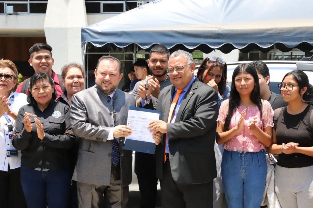 Walter Mazariegos (saco gris) y Byron Mejía (cortaba naranja) en la Usac Foto La Hora: Usac
