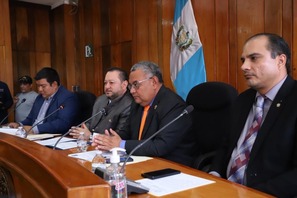 Walter Mazariegos (saco gris) y Byron Mejía (cortaba naranja) en el salón de sesiones del CSU. Foto La Hora: Usac
