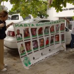 Integrantes de la Red Regional de Familiares de Migrantes protestan frente al Albergue Diocesano este lunes, en Tapachula (México). Foto La Hora: EFE