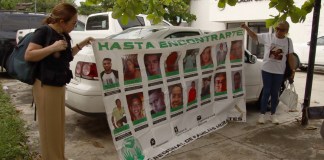 Integrantes de la Red Regional de Familiares de Migrantes protestan frente al Albergue Diocesano este lunes, en Tapachula (México). Foto La Hora: EFE