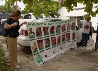 Integrantes de la Red Regional de Familiares de Migrantes protestan frente al Albergue Diocesano este lunes, en Tapachula (México). Foto La Hora: EFE
