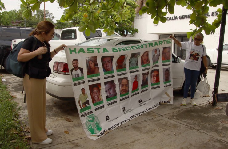 Integrantes de la Red Regional de Familiares de Migrantes protestan frente al Albergue Diocesano este lunes, en Tapachula (México). Foto La Hora: EFE