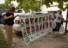 Integrantes de la Red Regional de Familiares de Migrantes protestan frente al Albergue Diocesano este lunes, en Tapachula (México). Foto La Hora: EFE
