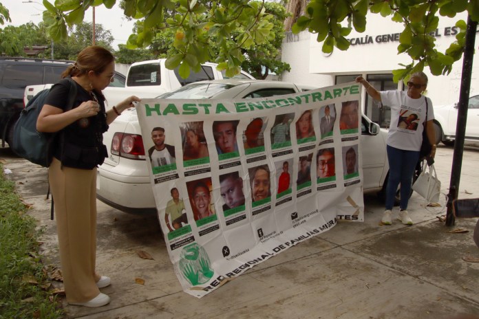 Madres de migrantes desaparecidos llevan su búsqueda a la frontera México-Guatemala Integrantes de la Red Regional de Familiares de Migrantes protestan frente al Albergue Diocesano este lunes, en Tapachula (México). Foto La Hora: EFE