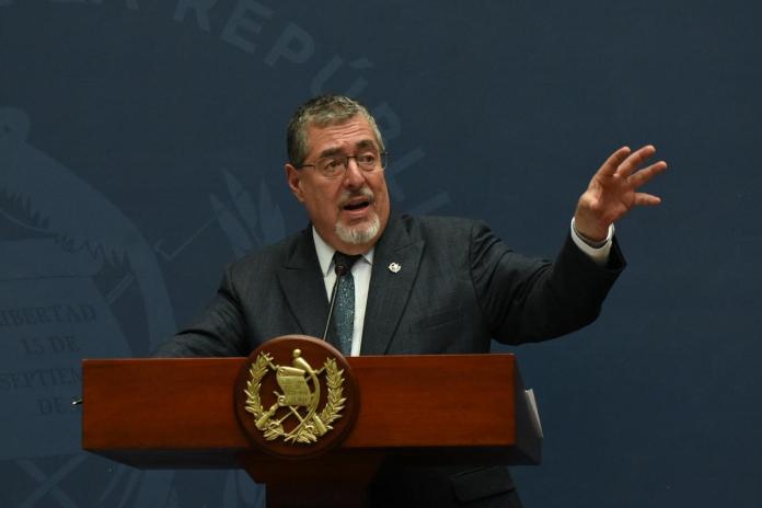 El presidente Bernardo Arévalo confirmó que las autoridades guatemaltecas y hondureñas mantienen conversaciones y coordinaciones de seguridad tras la incursión armada registrada en la frontera de Chiquimula.