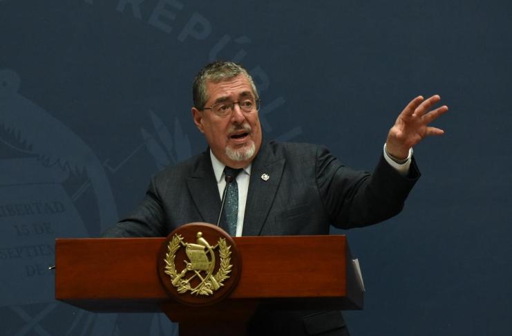 El presidente Bernardo Arévalo confirmó que las autoridades guatemaltecas y hondureñas mantienen conversaciones y coordinaciones de seguridad tras la incursión armada registrada en la frontera de Chiquimula.