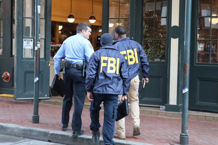 FBI arresta a exagente de la CIA tras hallar lingotes de oro por 40 millones de dólares Imagen de archivo de agentes del FBI. Foto La Hora: EFE