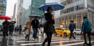Personas caminan bajo la lluvia en Manhattan, en el centro de Nueva York (Estados Unidos). Imagen de archivo. Foto La Hora: EFE