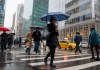 Personas caminan bajo la lluvia en Manhattan, en el centro de Nueva York (Estados Unidos). Imagen de archivo. Foto La Hora: EFE