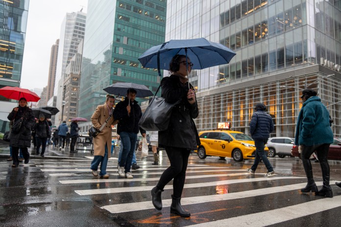 Nueva York pide precaución ante un nuevo temporal de lluvias el fin de semana Personas caminan bajo la lluvia en Manhattan, en el centro de Nueva York (Estados Unidos). Imagen de archivo. Foto La Hora: EFE
