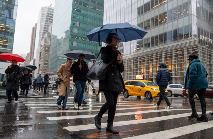 Nueva York pide precaución ante un nuevo temporal de lluvias el fin de semana Personas caminan bajo la lluvia en Manhattan, en el centro de Nueva York (Estados Unidos). Imagen de archivo. Foto La Hora: EFE