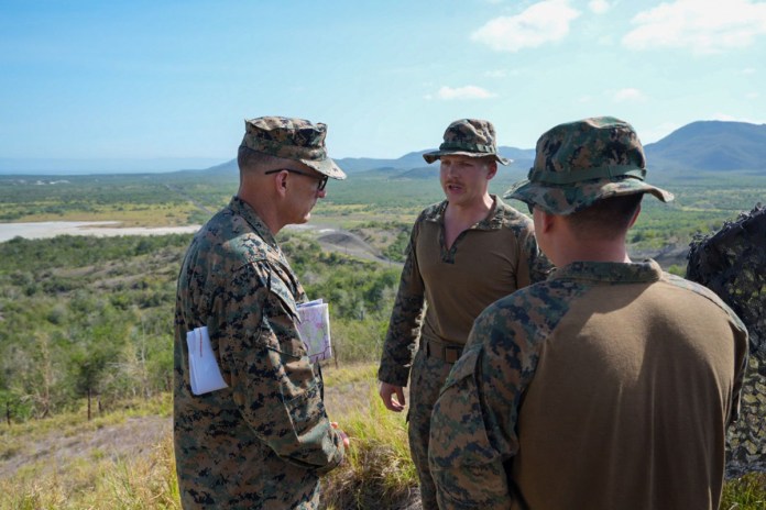 Fotografía difundida en la cuenta del Comandos Sur de EE.UU. de su comandante, general Francis L. Donovan (i), durante una inspección este viernes, en la Estación Naval estadounidense en la bahía de Guantanamo (Cuba). Foto La Hora: EFE