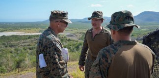 Fotografía difundida en la cuenta del Comandos Sur de EE.UU. de su comandante, general Francis L. Donovan (i), durante una inspección este viernes, en la Estación Naval estadounidense en la bahía de Guantanamo (Cuba). Foto La Hora: EFE