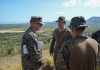 Fotografía difundida en la cuenta del Comandos Sur de EE.UU. de su comandante, general Francis L. Donovan (i), durante una inspección este viernes, en la Estación Naval estadounidense en la bahía de Guantanamo (Cuba). Foto La Hora: EFE