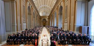 Fotografía facilitada por Vatican Media que muestra al Papa León XIV (c), durante una reunión reciente con los empleados de la Conferencia Episcopal Italiana EFE/VATICAN MEDIA -SÓLO USO EDITORIAL/SOLO USO PERMITIDO PARA ILUSTRAR LA NOTICIA QUE APARECE EN EL PIE DE FOTO (CRÉDITO OBLIGATORIO)-