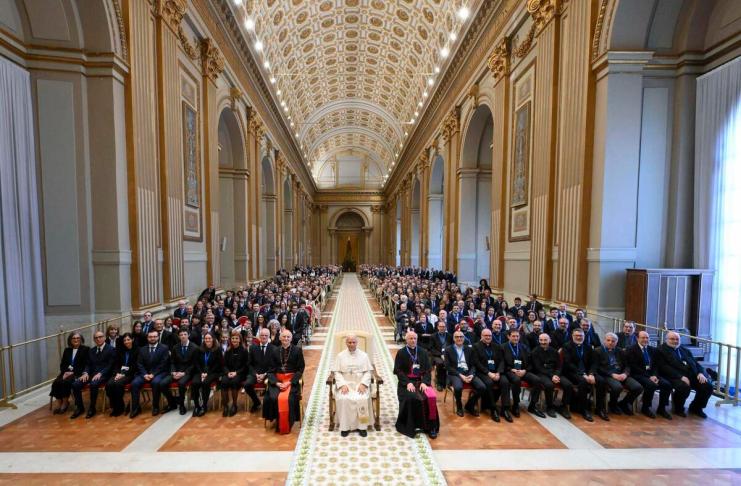 Fotografía facilitada por Vatican Media que muestra al Papa León XIV (c), durante una reunión reciente con los empleados de la Conferencia Episcopal Italiana EFE/VATICAN MEDIA -SÓLO USO EDITORIAL/SOLO USO PERMITIDO PARA ILUSTRAR LA NOTICIA QUE APARECE EN EL PIE DE FOTO (CRÉDITO OBLIGATORIO)-