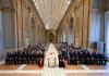 Fotografía facilitada por Vatican Media que muestra al Papa León XIV (c), durante una reunión reciente con los empleados de la Conferencia Episcopal Italiana EFE/VATICAN MEDIA -SÓLO USO EDITORIAL/SOLO USO PERMITIDO PARA ILUSTRAR LA NOTICIA QUE APARECE EN EL PIE DE FOTO (CRÉDITO OBLIGATORIO)-
