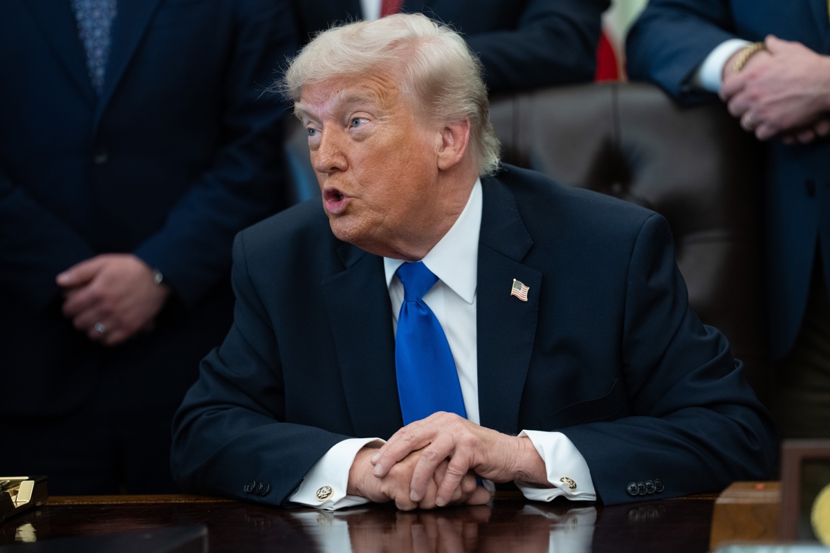 Trump acusa a la UE de violar pacto comercial y elevará al 25 % el arancel a los carros exportados
