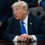 Trump acusa a la UE de violar pacto comercial y elevará al 25 % el arancel a los carros exportados.