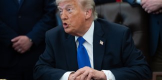 Trump acusa a la UE de violar pacto comercial y elevará al 25 % el arancel a los carros exportados.