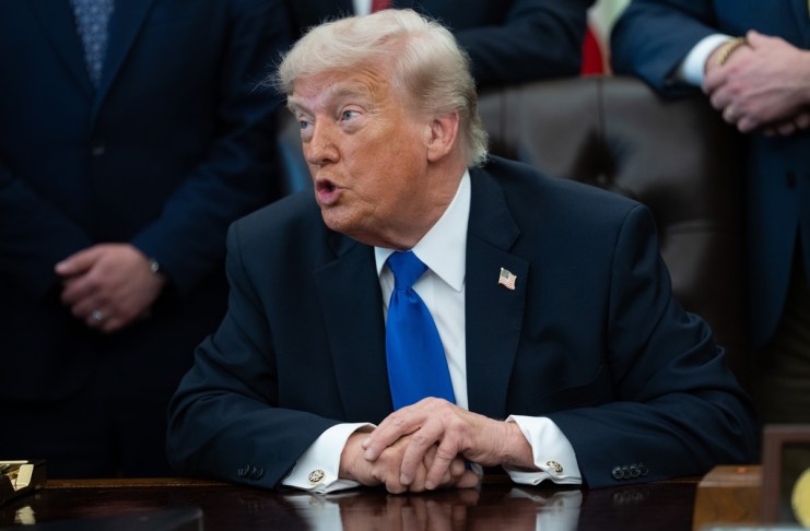 Trump acusa a la UE de violar pacto comercial y elevará al 25 % el arancel a los carros exportados.