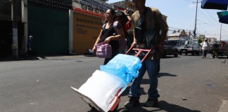 Un hombre vende hielo para enfrentar la ola de calor que genera "temperaturas extremas" superiores a los 40 grados Celsius (° C) este martes, en San Salvador (El Salvador). Foto La Hora: EFE
