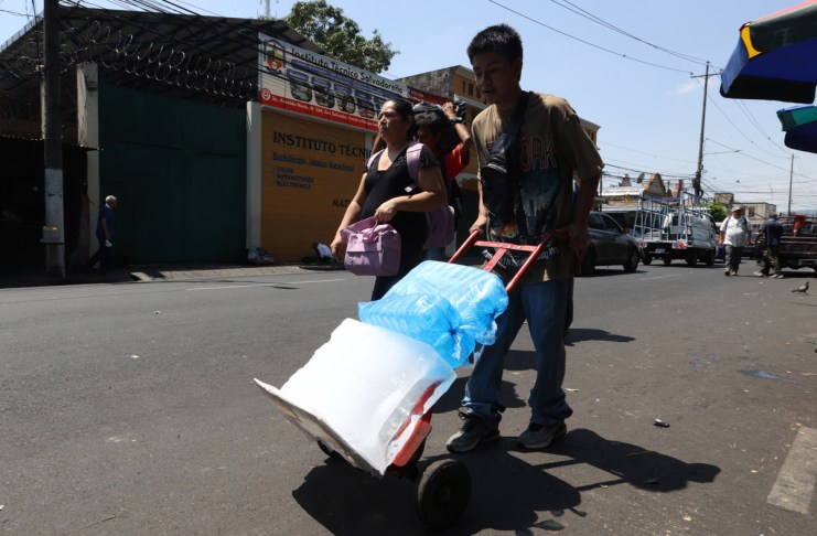 Un hombre vende hielo para enfrentar la ola de calor que genera "temperaturas extremas" superiores a los 40 grados Celsius (° C) este martes, en San Salvador (El Salvador). Foto La Hora: EFE