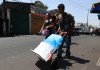 Un hombre vende hielo para enfrentar la ola de calor que genera "temperaturas extremas" superiores a los 40 grados Celsius (° C) este martes, en San Salvador (El Salvador). Foto La Hora: EFE