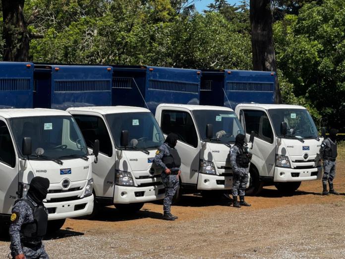 Presidios recibe 20 camiones para traslados de reos tras compra por más de Q9 millones de un préstamo.