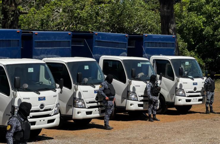 Presidios recibe 20 camiones para traslados de reos tras compra por más de Q9 millones de un préstamo.