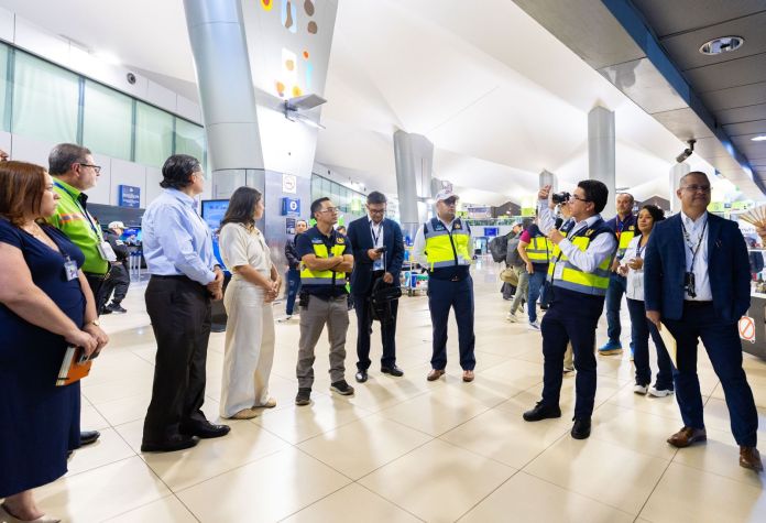 Aeropuerto La Aurora presenta avances en modernización ante sector empresarial.