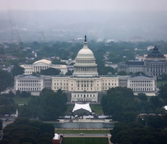 Archivo del Capitolio de los Estados Unidos visto desde el Monumento a Washington en una mañana lluviosa en Washington, D.C., Foto La Hora: EFE
