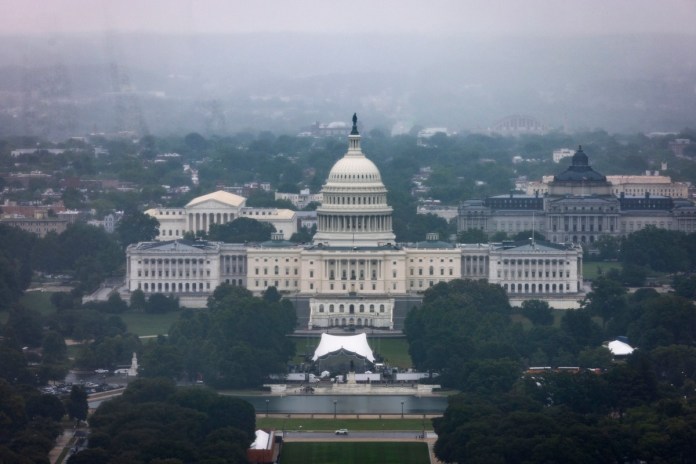 US Capitol in Washington DC Archivo del Capitolio de los Estados Unidos visto desde el Monumento a Washington en una mañana lluviosa en Washington, D.C., Foto La Hora: EFE