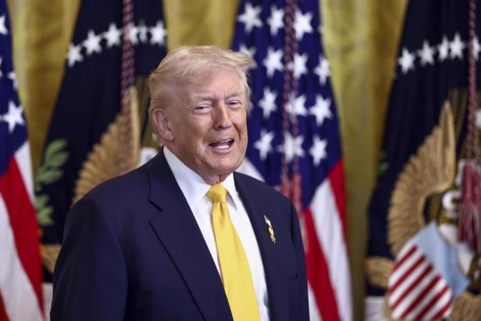 Un juez prohíbe a Trump rebautizar con su nombre el Centro Kennedy de Washington